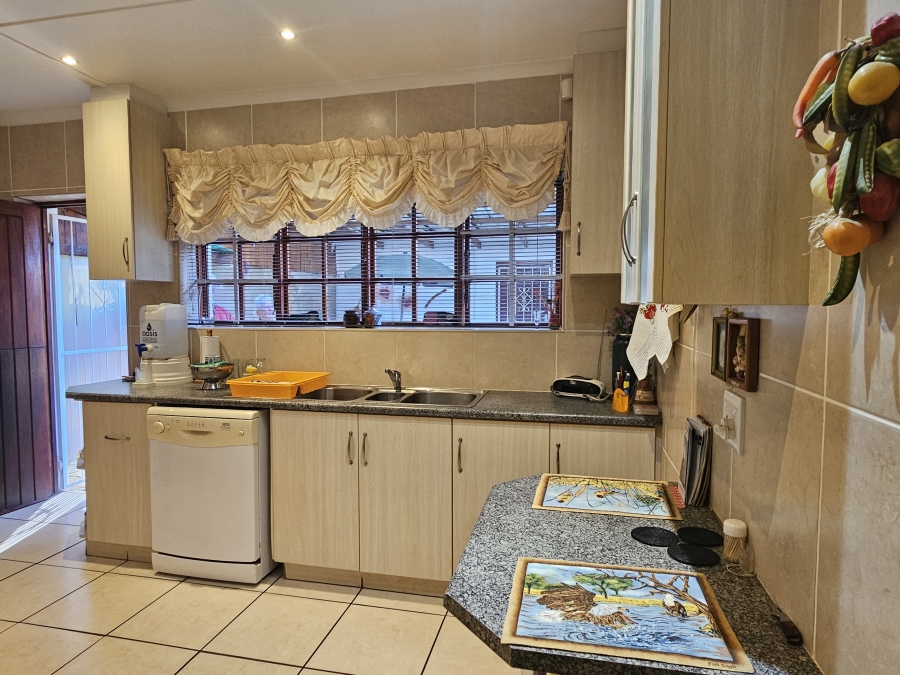 4 Bedroom Property for Sale in Wavecrest Eastern Cape